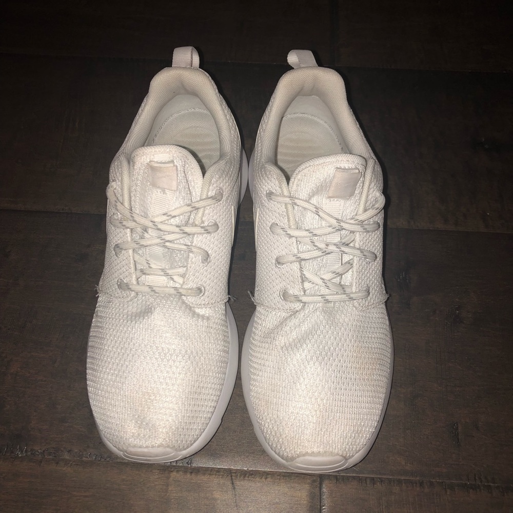 White nike roshes
